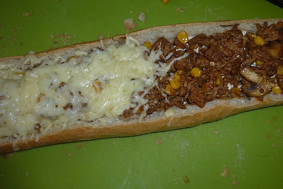 Gefülltes Baguette mit Hackfleisch