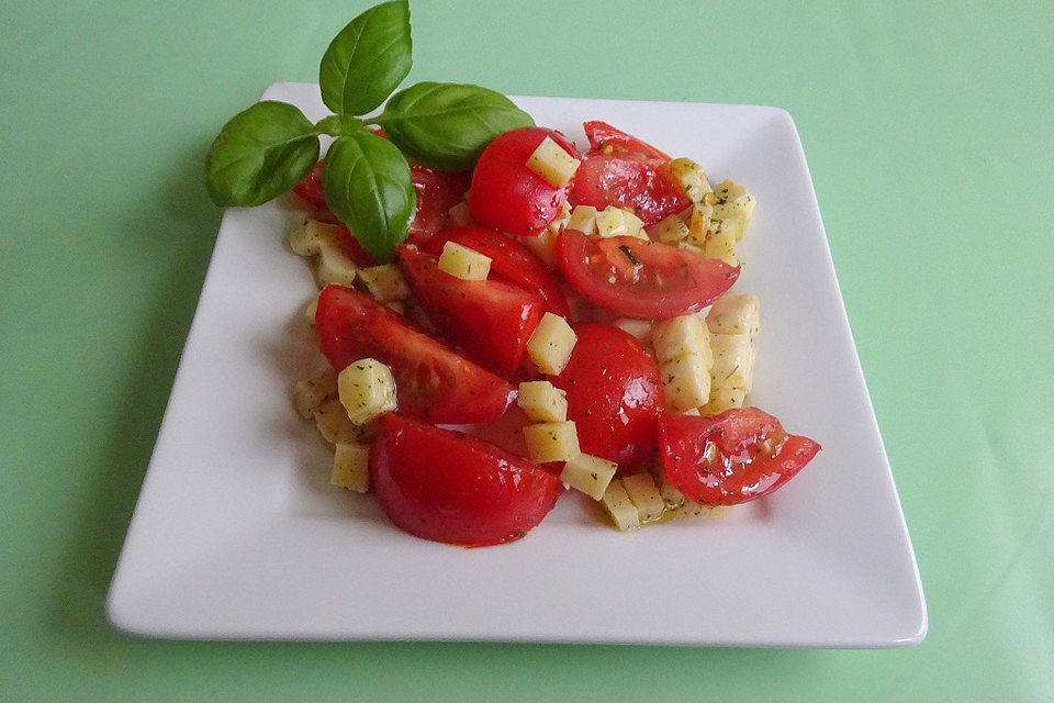 Vegetarischer Tomaten-Käse-Salat