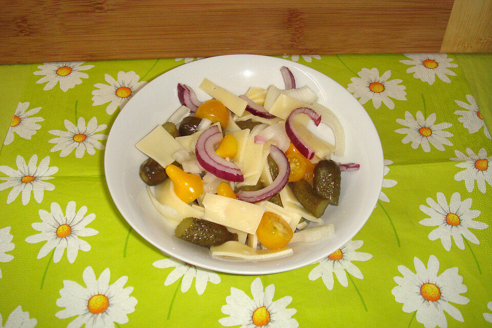 Vegetarischer Tomaten-Käse-Salat