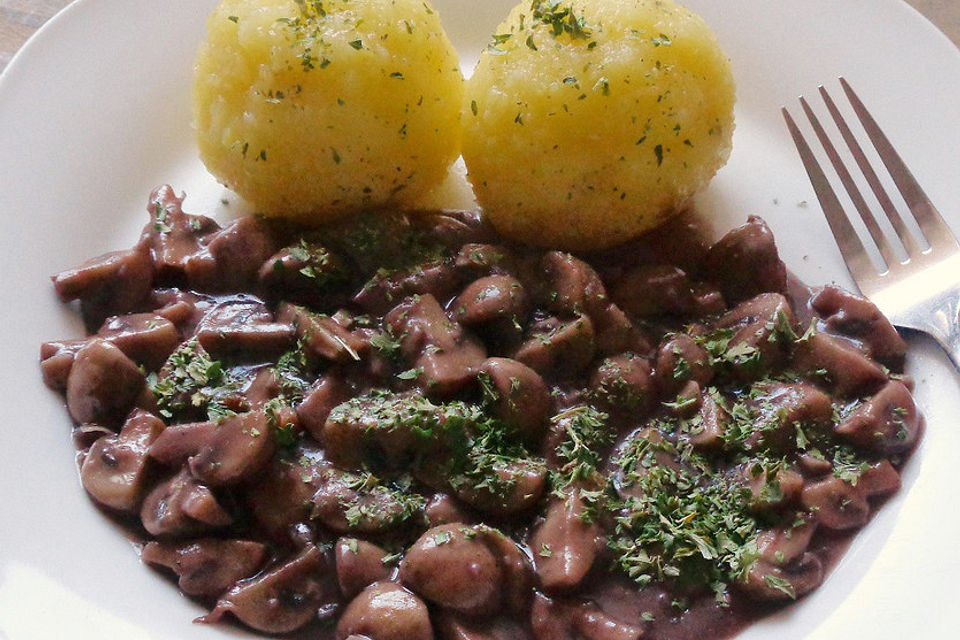 Champignons in würziger Rotweinsauce