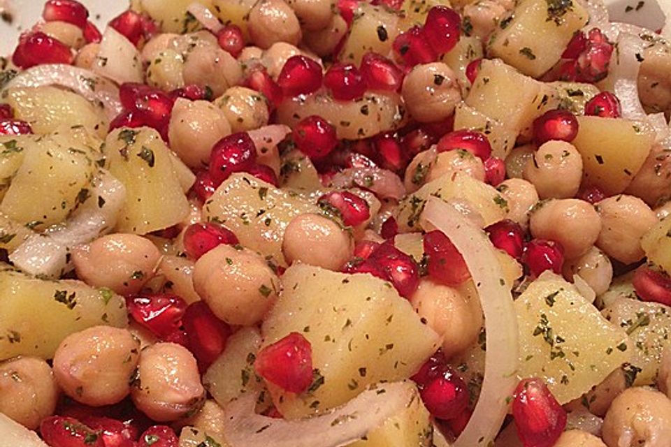 Orientalischer Kichererbsensalat mit Granatapfelkernen