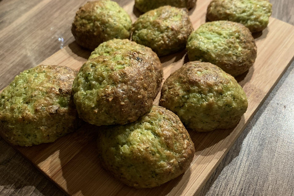 Brokkoli-Parmesan-Bällchen