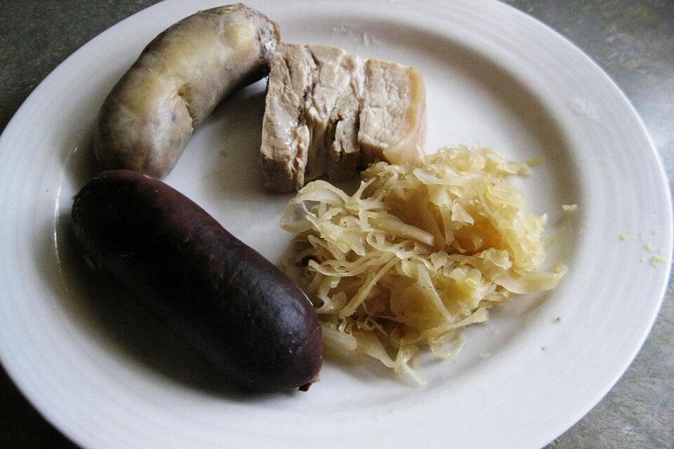 Berliner Schlachteplatte mit Sauerkraut