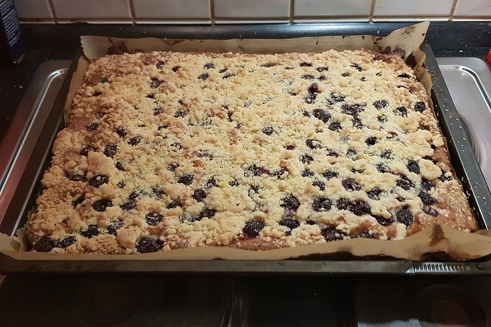 Amaretto-Kirsch-Streuselkuchen