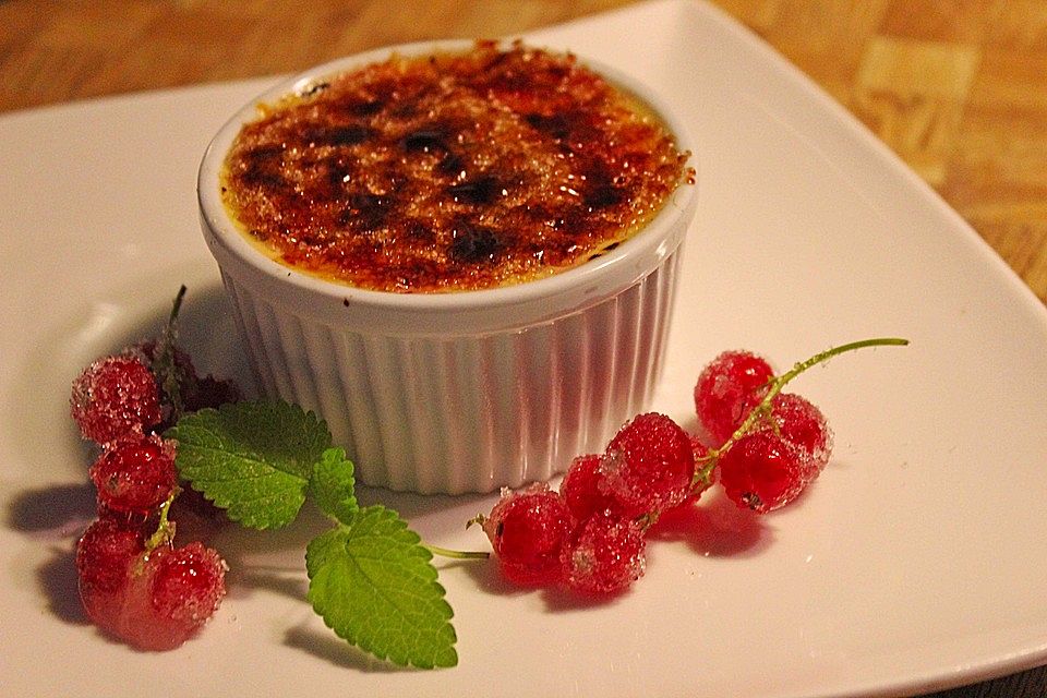 Crème Brûlée mit Johannisbeeren