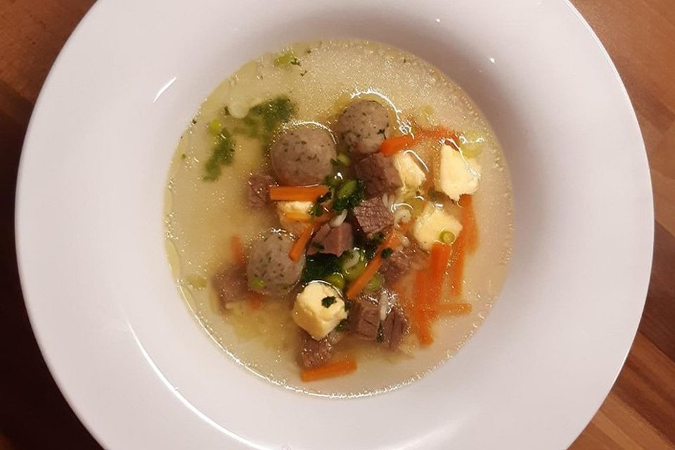 Traditionelle Markklößchensuppe