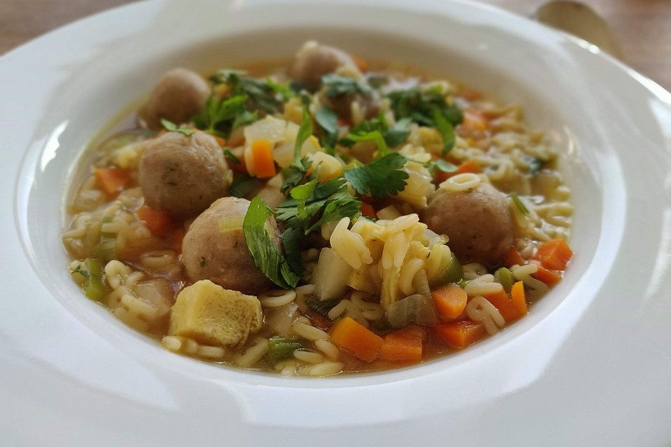 Traditionelle Markklößchensuppe