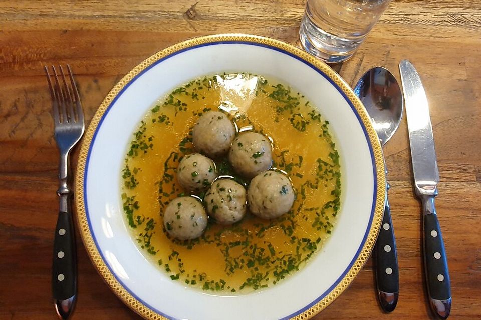 Traditionelle Markklößchensuppe