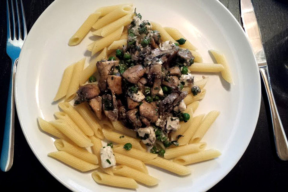 Scharfe Champignon-Feta-Pfanne