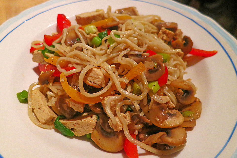 Asiatische Gemüsenudeln mit Tofu