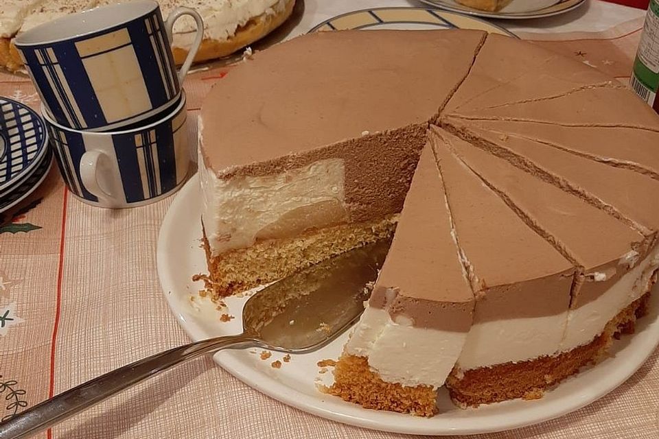 Zweifarbige Joghurttorte mit Birnen