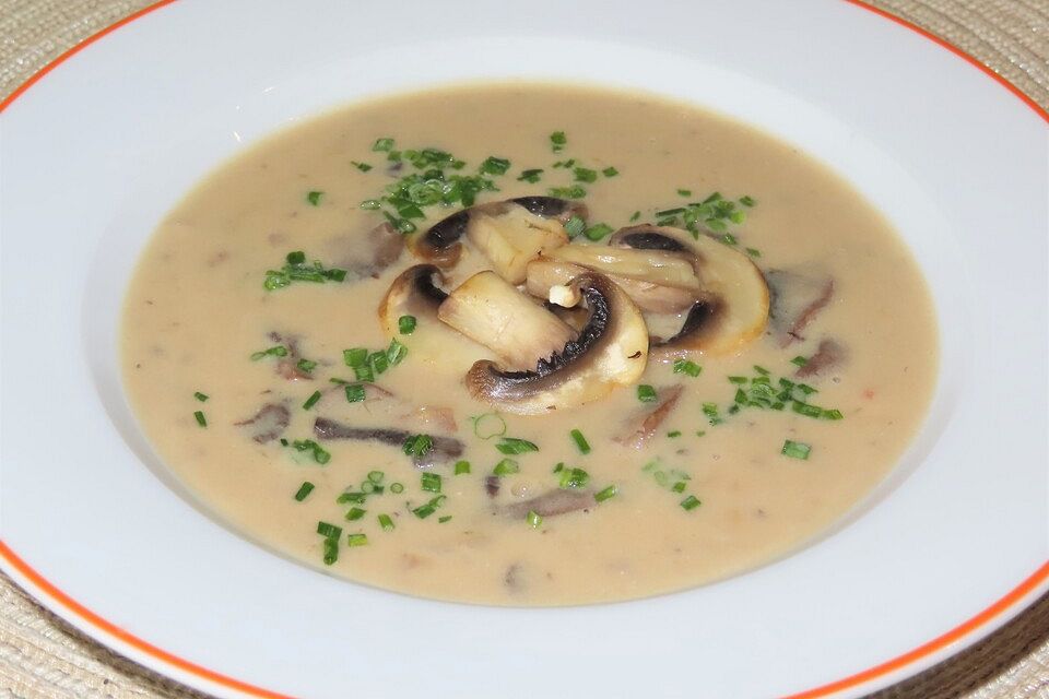 Cremesuppe aus braunen Champignons