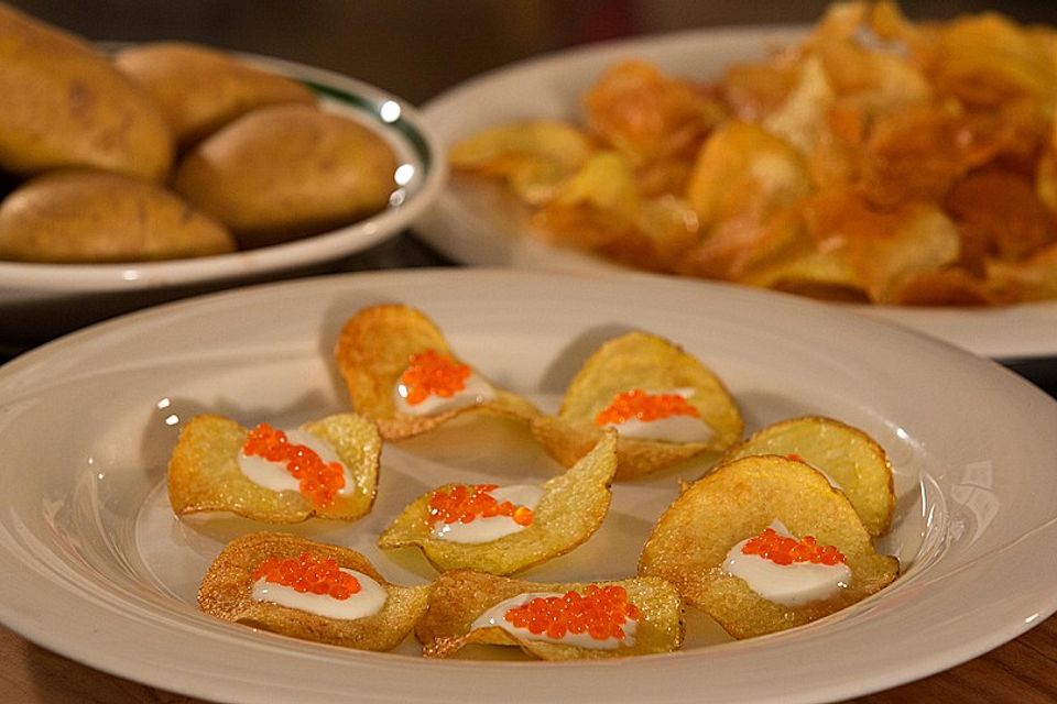 Garnierte Kartoffelchips mit Kaviar