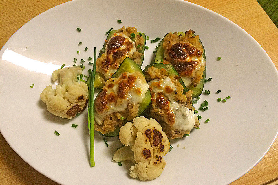 Zucchini mit Blumenkohl-Hackfleischfüllung