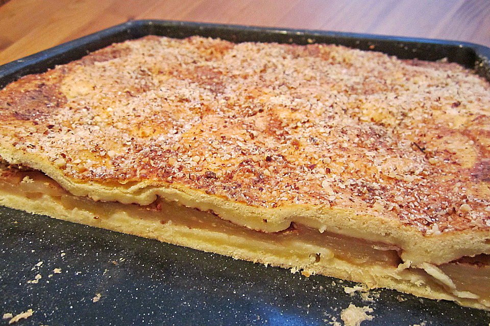 Gedeckter Apfelkuchen mit Mürbteig