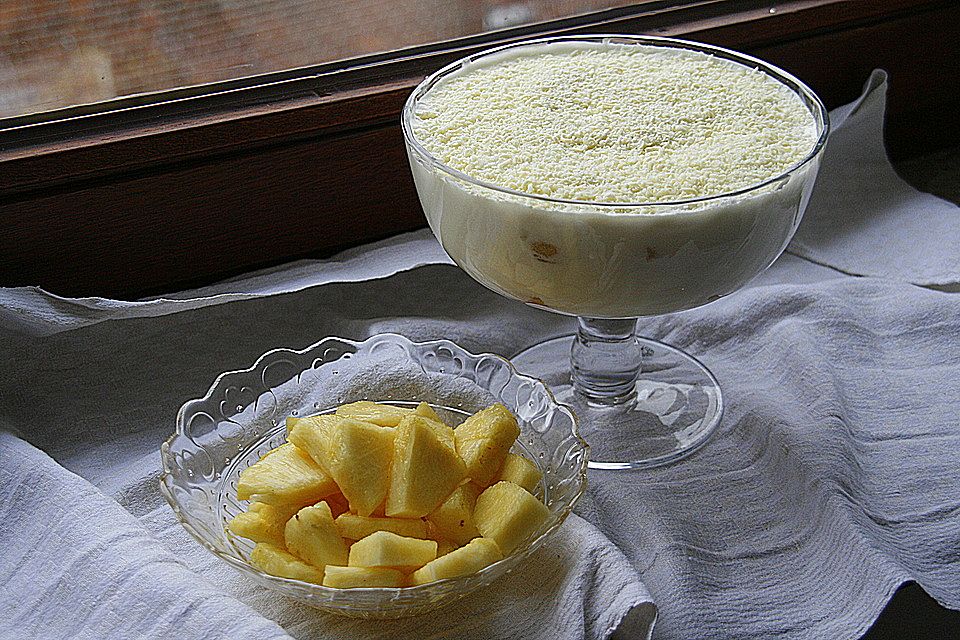 Kokostiramisu mit Ananassalat