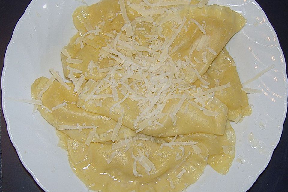 Selbstgemachte Ravioli mit Fleischfüllung