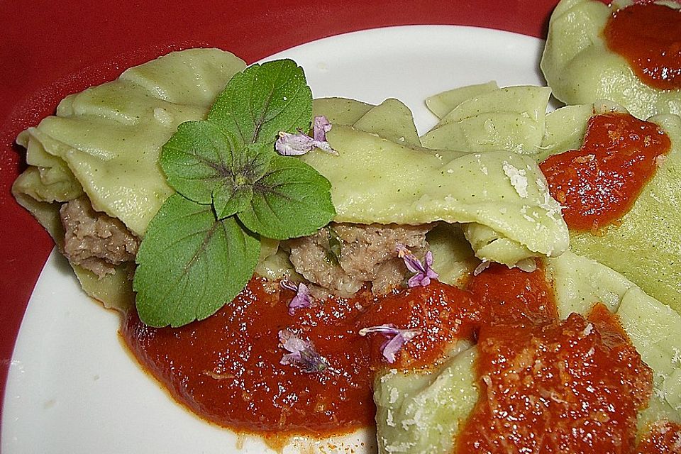 Selbstgemachte Ravioli mit Fleischfüllung