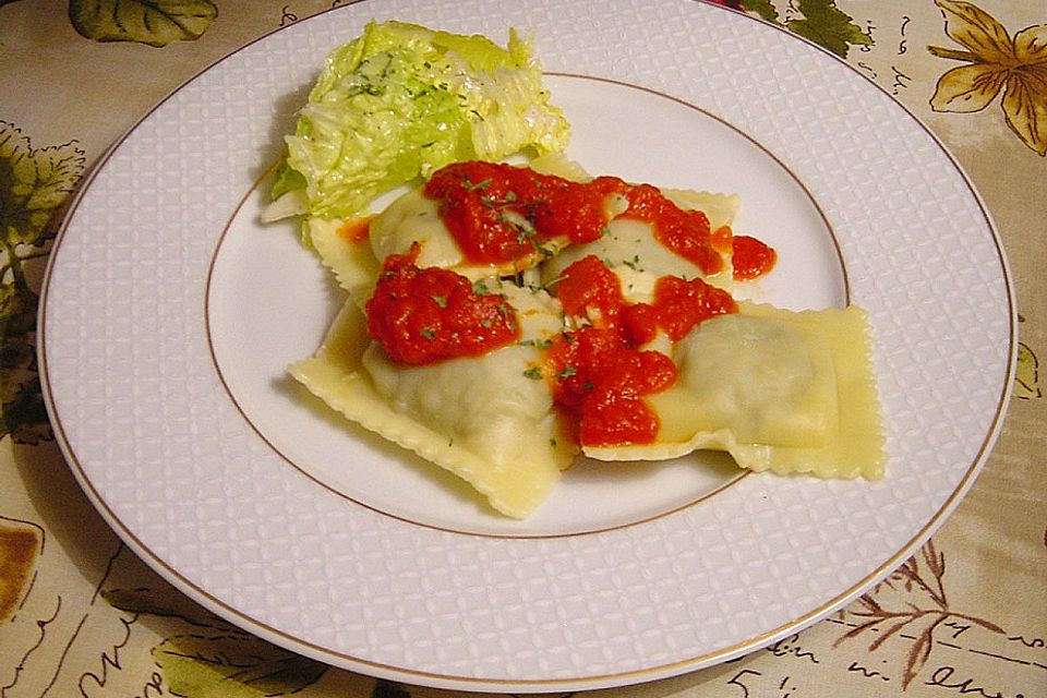 Selbstgemachte Ravioli mit Fleischfüllung