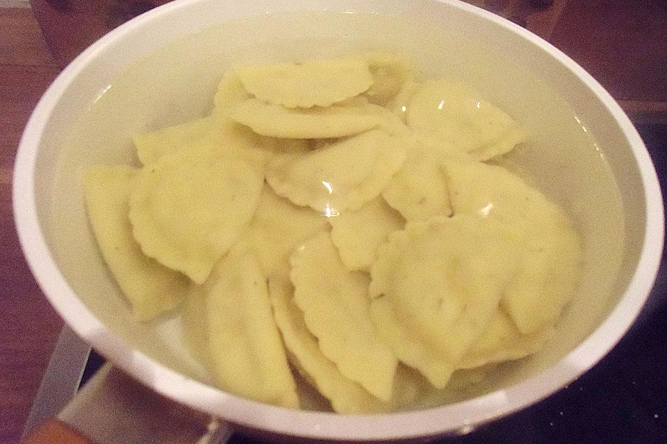 Selbstgemachte Ravioli mit Fleischfüllung