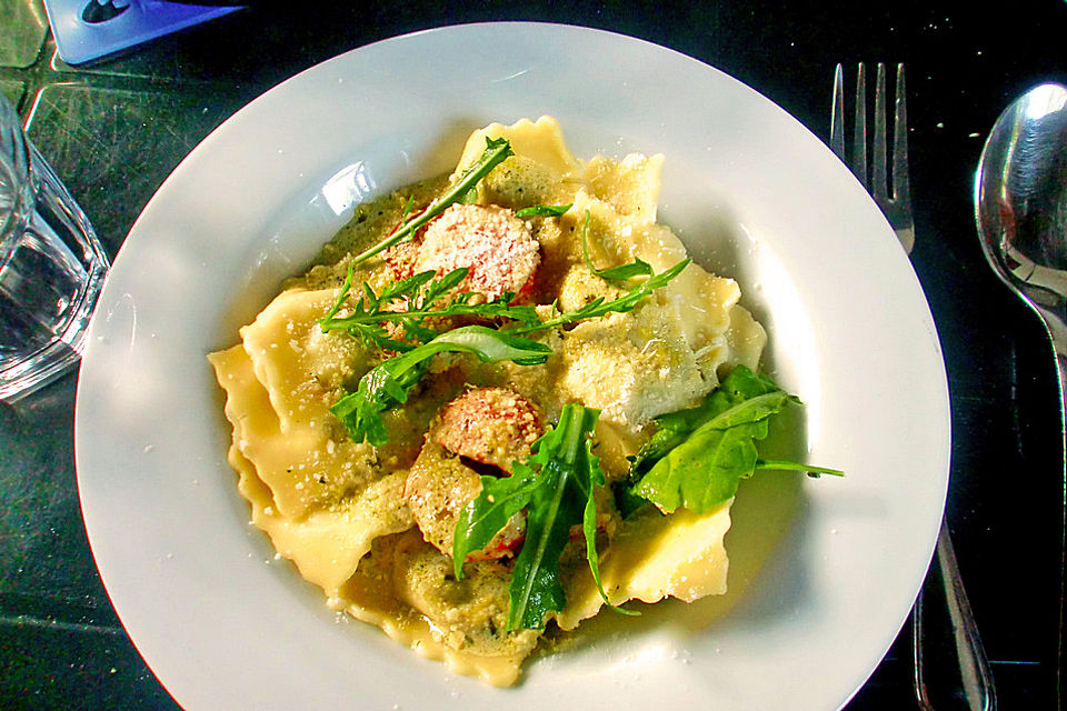 Selbstgemachte Ravioli mit Fleischfüllung