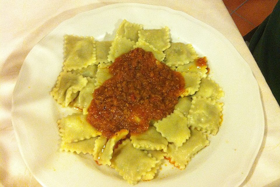 Selbstgemachte Ravioli mit Fleischfüllung