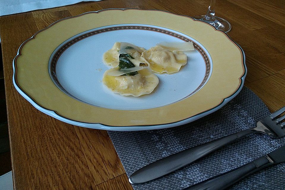 Selbstgemachte Ravioli mit Fleischfüllung