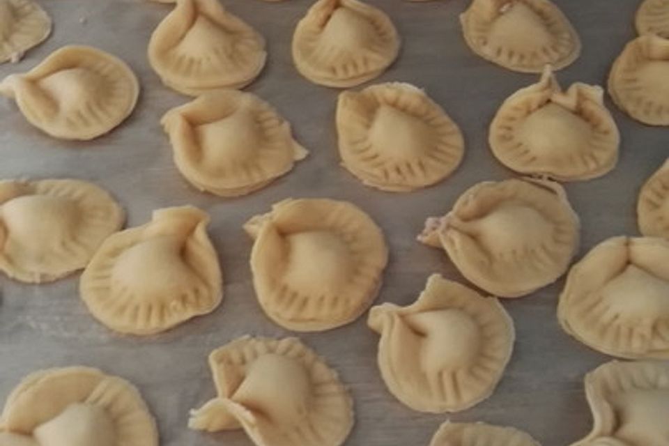 Selbstgemachte Ravioli mit Fleischfüllung