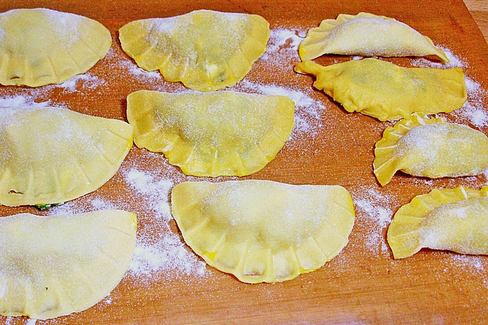 Selbstgemachte Ravioli mit Fleischfüllung