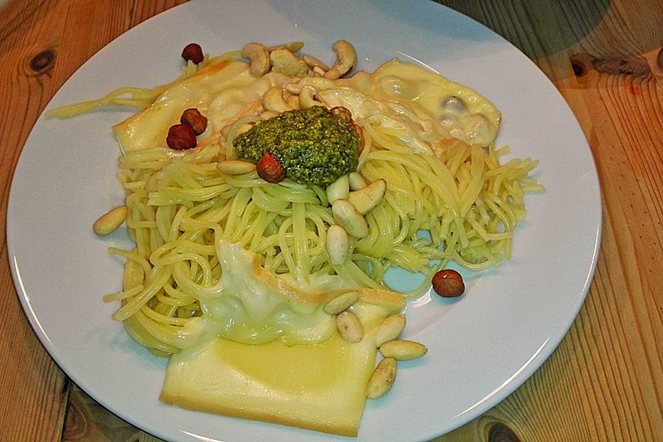 Raclette-Spaghetti mit Pesto