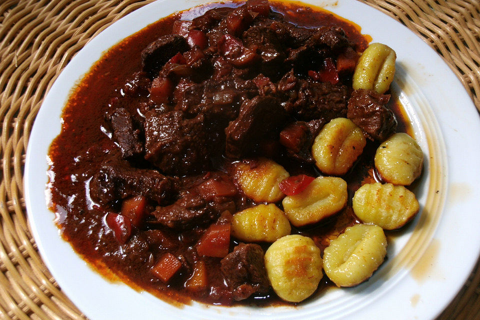 Gulasch aus dem Römertopf