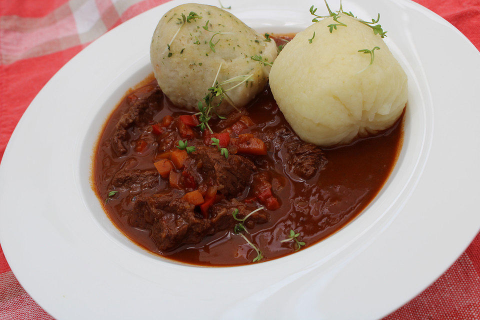 Gulasch aus dem Römertopf