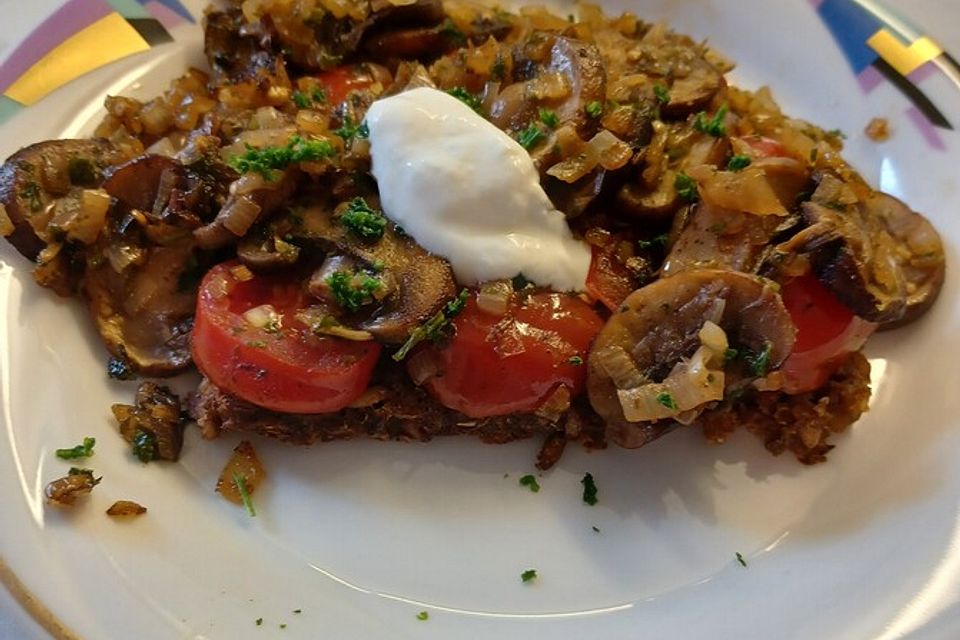 Tomatenbrot mit Pilzen