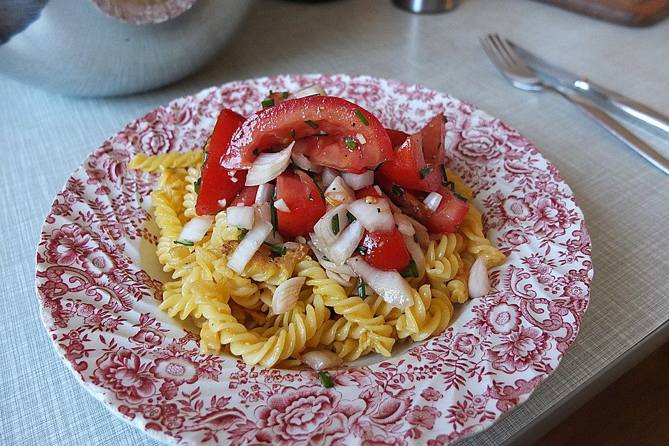 Eiernudeln mit Tomatensalat