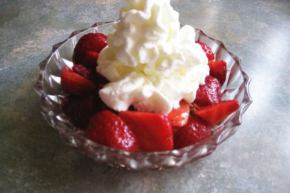 Süße Erdbeeren mit Schlagobers