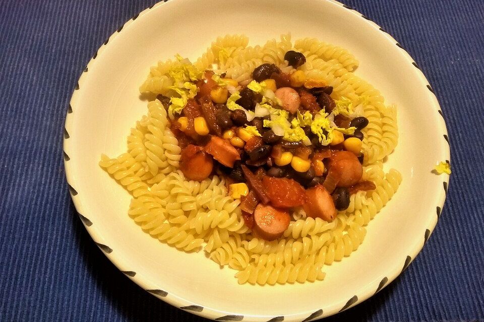 Würstchen Chili mit Nudeln