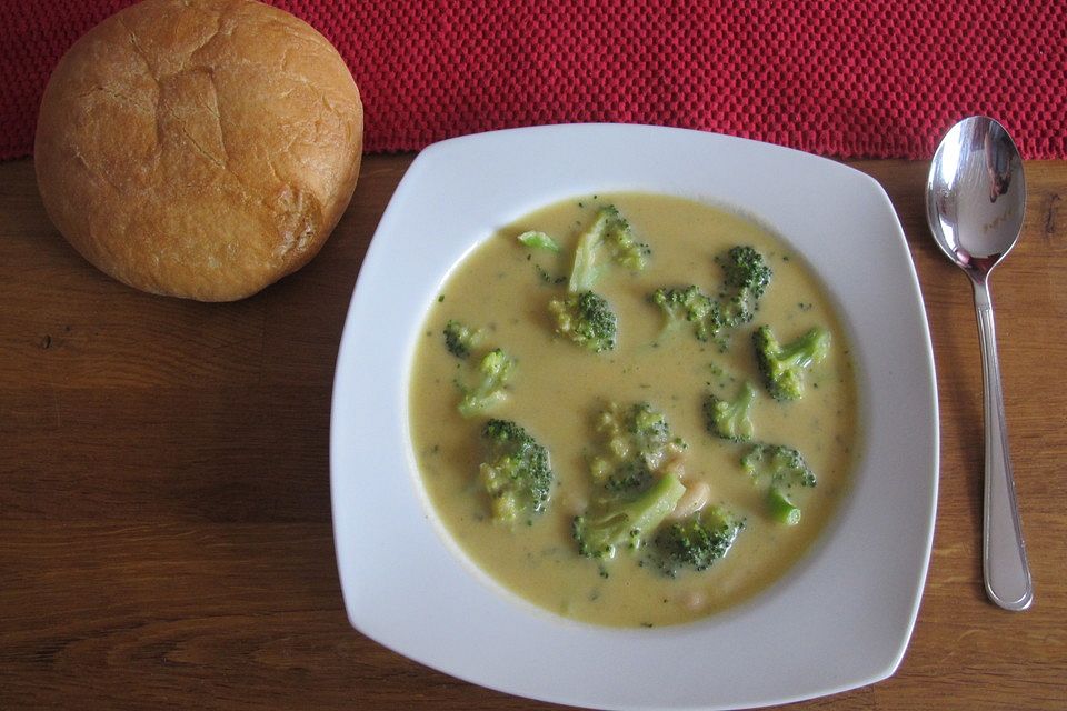 Brokkolisuppe mit weißen Bohnen