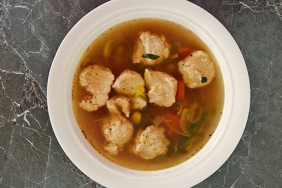 Gemüsesuppe mit Fischklößchen