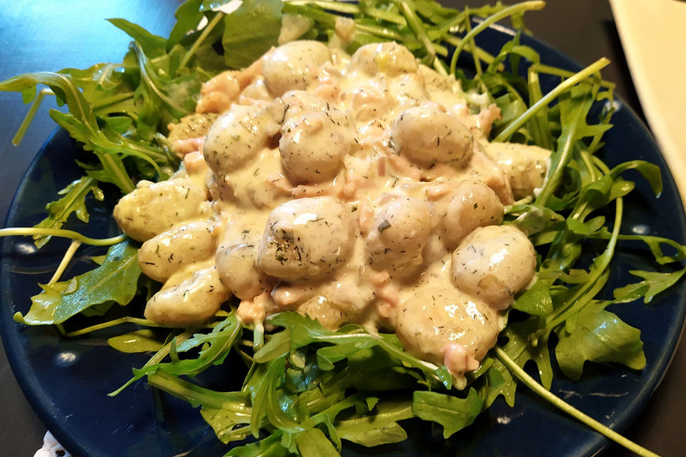 Gnocchi in cremiger Räucherlachssoße