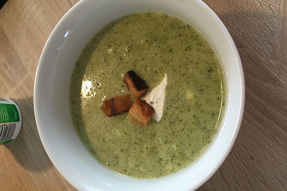 Brokkoli Cremesuppe mit Croutons