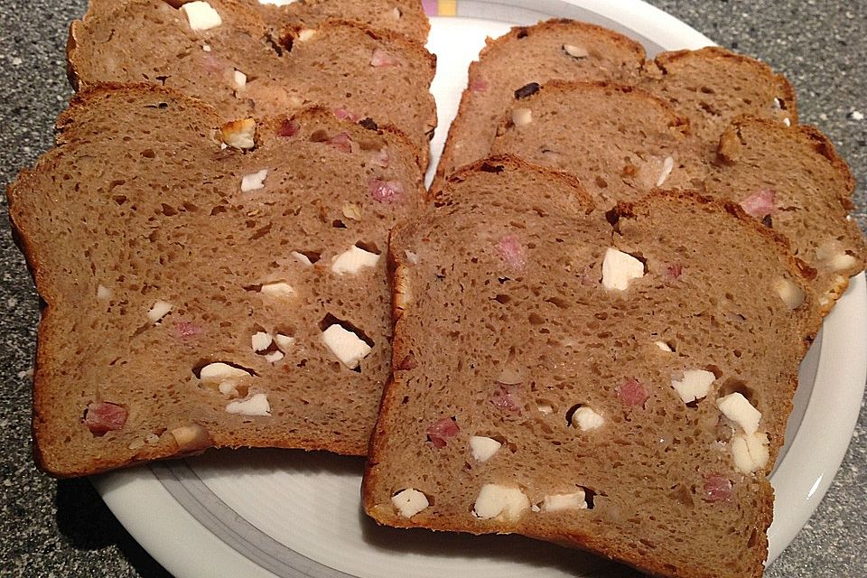 Feta-Salami-Vollkornbrot