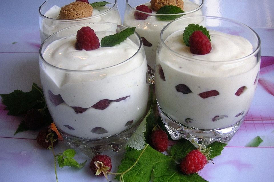 Topfencreme mit Himbeeren