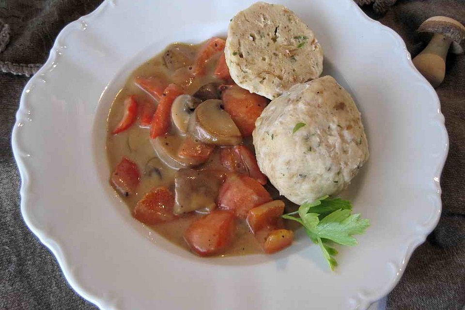 Champignon-Pfanne mit Semmelknödeln