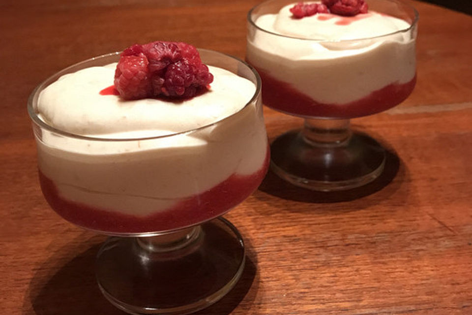 Pfirsich-Mousse mit Himbeersauce