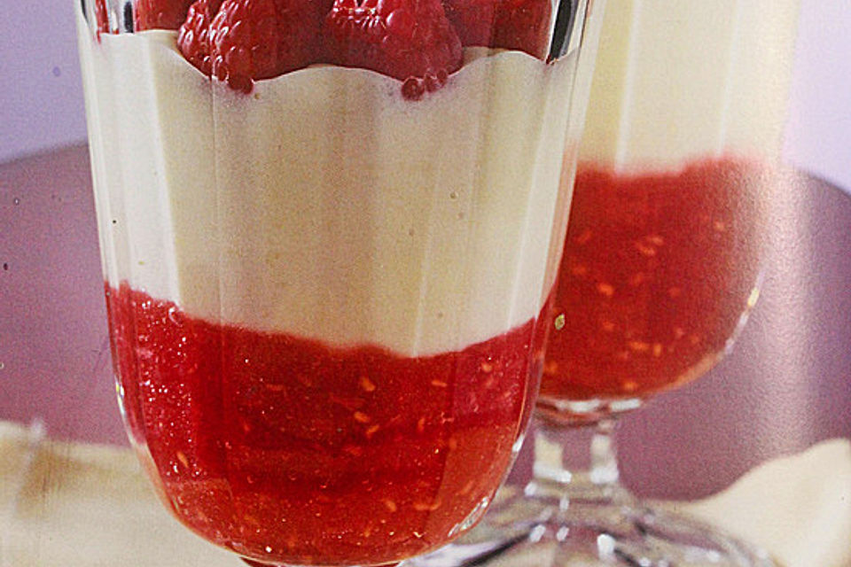 Pfirsich-Mousse mit Himbeersauce