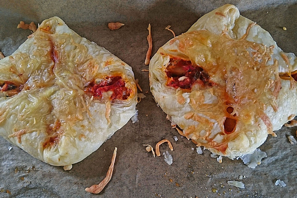 Überbackene Blätterteigtaschen mit Tomatenfüllung