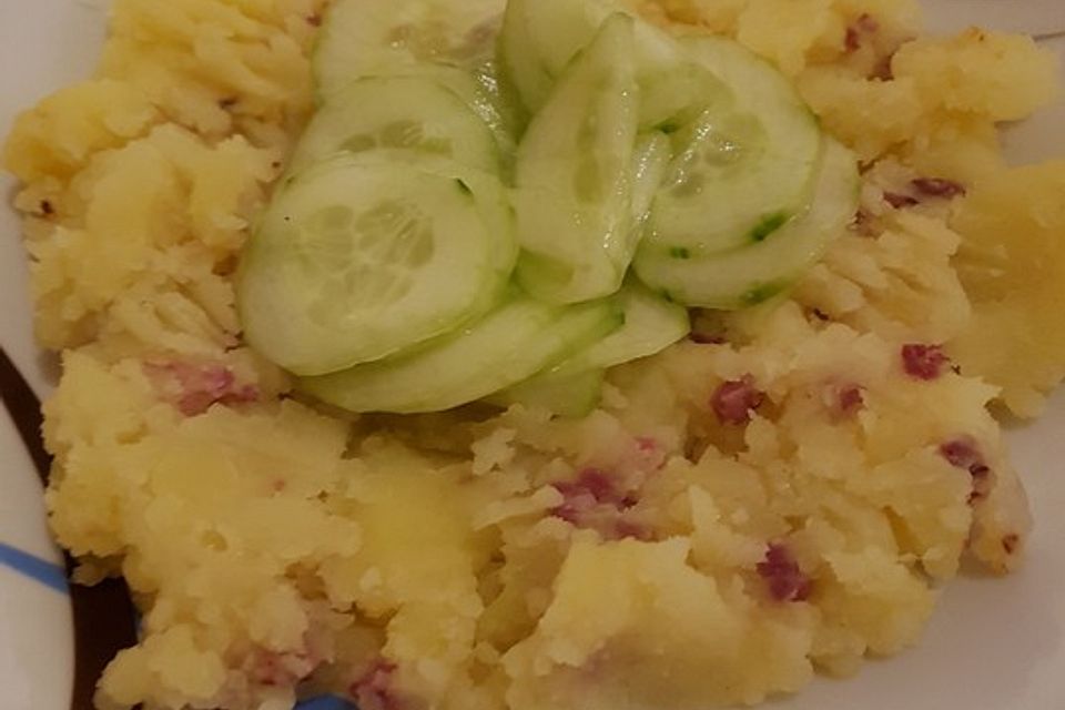 Stampfkartoffeln mit Gurkensalat