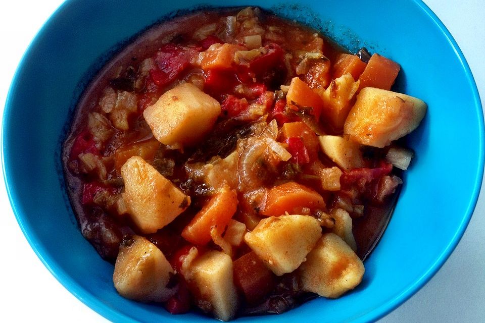 Veganes Gulasch mit Kartoffeln