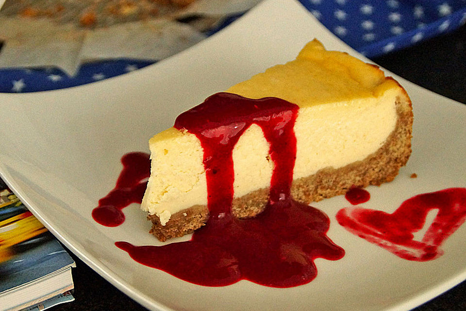 Käsekuchen mit Himbeersauce