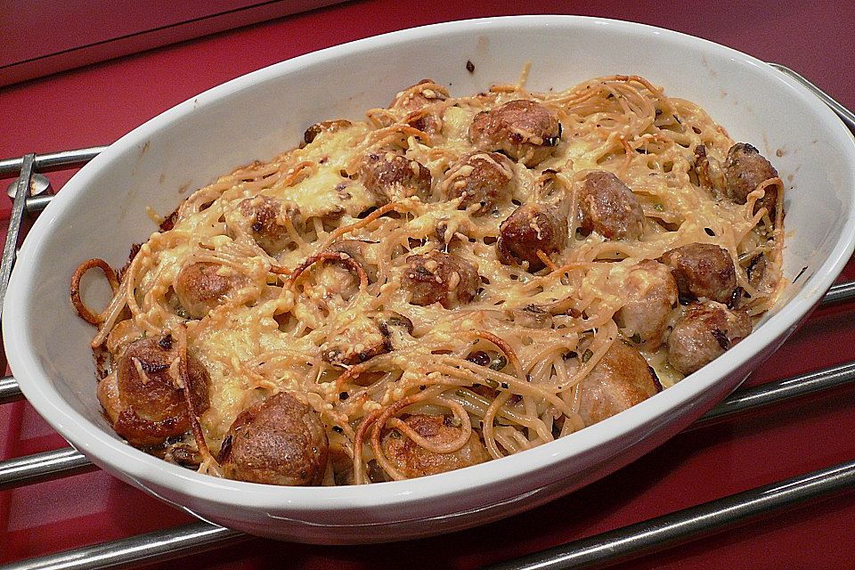 Spaghettiauflauf mit Bratwurstklößchen